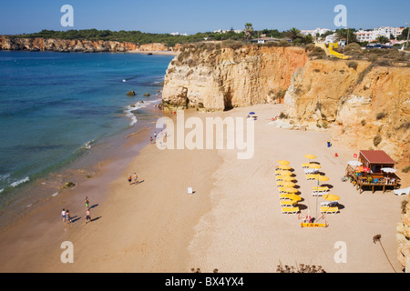 La plage de Praia dos Tres Castelos' dans l'Algarve, au Portugal. Banque D'Images