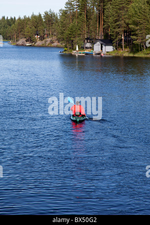 Man paddling avec Ride Wilderness Systems 135 sit-on-top kayak , Finlande Banque D'Images