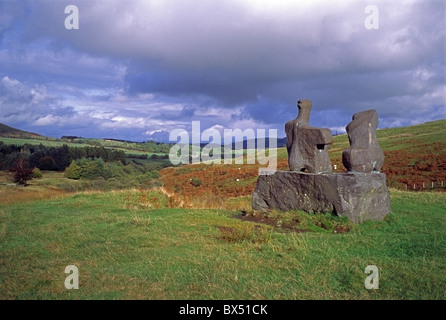 Deux pièces d'orientation Figure No1 sculpture de Henry Moore à Glenkiln Sculpture Park, Dumfries et Galloway, Écosse Banque D'Images