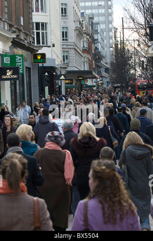 Les foules sur Oxford Street de Londres Banque D'Images