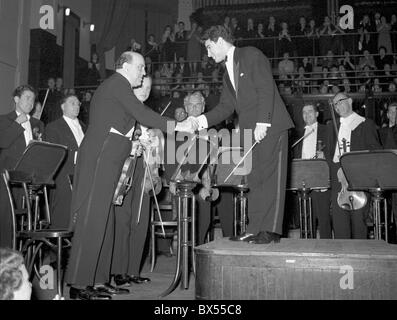 Maestro italien Roberto Benzi après la tenue d'Orchestre philharmonique tchèque à Prague, la Tchécoslovaquie - 1958. (Photo CTK Jiri Rublic) Banque D'Images