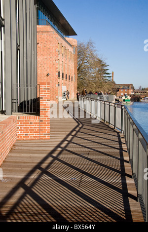 Passerelle fleurie Riverside, New Royal Shakespeare et Swan Théâtres, Stratford upon Avon, Warwickshire, England, UK Banque D'Images