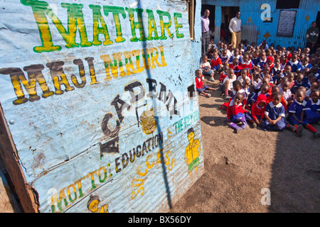 Dans l'école Mazuri Maji bidonvilles de Mathare, à Nairobi, Kenya Banque D'Images