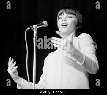 La chanteuse française Mireille Mathieu d'effectuer dans la salle de sport à Prague, le 23 juin 1967. CTK Karel Mevald/Photo Banque D'Images