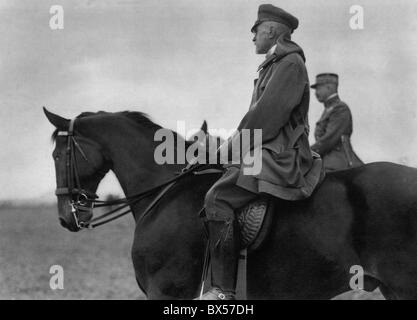 La Tchécoslovaquie 1922, Président Tomas Garrigue Masaryk à cheval pendant son inspection de manouvers militaire. Banque D'Images