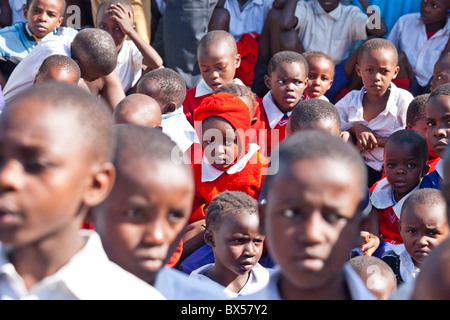 Assemblée générale à Maji Mazuri École dans le bidonville de Mathare, à Nairobi, Kenya Banque D'Images