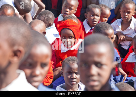 Assemblée générale à Maji Mazuri École dans le bidonville de Mathare, à Nairobi, Kenya Banque D'Images