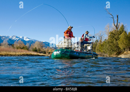 Couple marié et guide professionnel de pêche à la mouche à partir d'un bateau sur la rivière Arkansas, près de Salida, Colorado, USA Banque D'Images