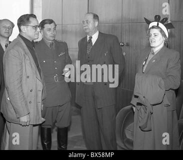 La Tchécoslovaquie - Prague 1949. Parti communiste français Vice-président AndreÂ'Marty (en uniforme) des visites de Prague. CTK Vintage Banque D'Images