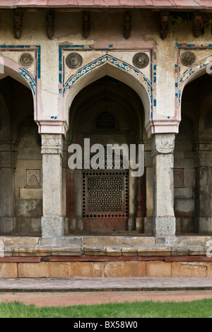 Colonne et porte à Isa Khan Niazi tombe, Tombe de Humayun, Delhi, Inde complexe. Banque D'Images