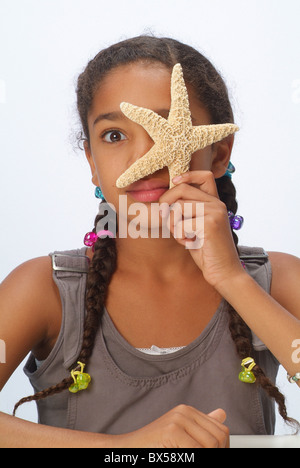 Portrait d'une fille avec une étoile de mer Banque D'Images