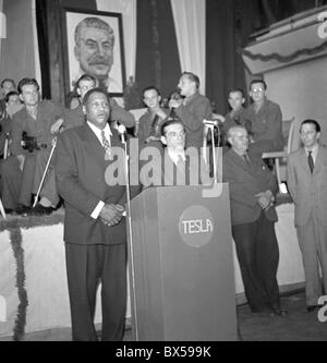 Prague 28 mai 1949. L'acteur américain et avocat des droits de l'homme Paul Robeson chante pour les travailleurs facory à Prague. Robeson Banque D'Images