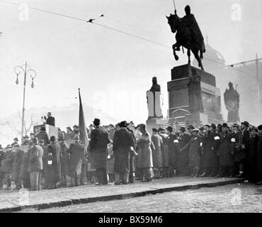 Prague, en février 1948, foule, enthousiaste, heureux, drapeau national tchécoslovaque Banque D'Images