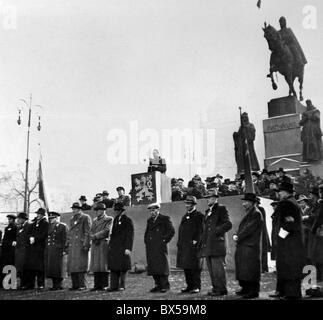 Prague, en février 1948, foule, enthousiaste, heureux, drapeau national tchécoslovaque, Wenceslav St. Banque D'Images