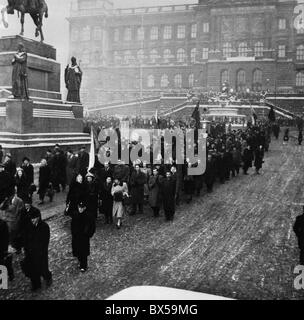 Prague, en février 1948, foule, enthousiaste, heureux, drapeau national tchécoslovaque Banque D'Images