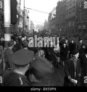 Prague, en février 1948, foule, enthousiaste, heureux Banque D'Images