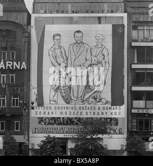 La Tchécoslovaquie - Prague 1949. Des banderoles de propagande et drapeau rouge ornent la place Venceslas au cours de la 9e rassemblement du Parti communiste Banque D'Images