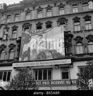 La Tchécoslovaquie - Prague 1949. Des bannières et des slogans de propagande communiste décorent la place Venceslas au cours de la 9e rallye des Banque D'Images