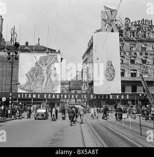 Prague - la Tchécoslovaquie de 1949. Au cours de 9e rallye de la propagande du Parti Communiste géant panneaux 'decorate' bâtiments de Prague. CTK Banque D'Images