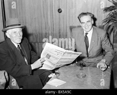 La Tchécoslovaquie - Prague 1949. Le réalisateur français de l'HumaniteÂ' Marcel Cachin (à gauche) durant son vistit et est accueilli à Prague Banque D'Images