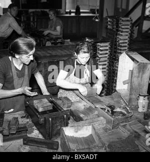 La Tchécoslovaquie - 1948. Les travailleurs de Koh-i-noor usine de crayons. CTK Photo Vintage Banque D'Images