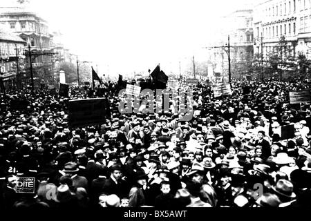 Défilé de jour de mai 1921 dirigé par parti communiste de la Tchécoslovaquie. Banque D'Images