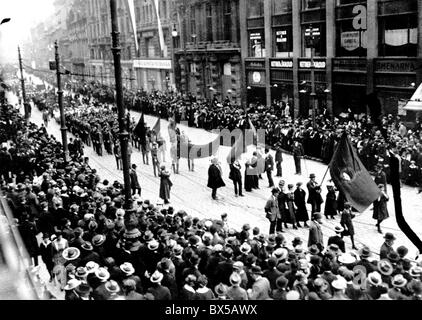 Défilé de jour de mai 1921 dirigé par parti communiste de la Tchécoslovaquie. Banque D'Images