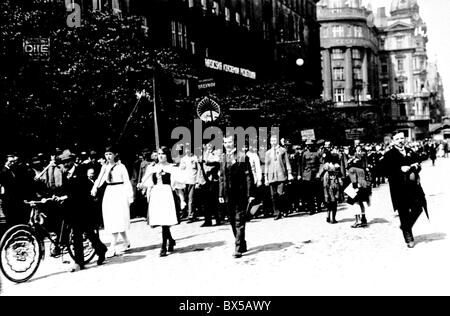 Défilé de jour de mai 1921 dirigé par parti communiste de la Tchécoslovaquie. Banque D'Images