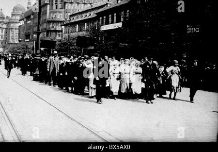 Défilé de jour de mai 1921 dirigé par parti communiste de la Tchécoslovaquie. Banque D'Images