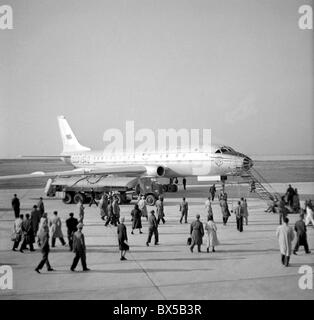 Premier avion soviétique TU-104 après l'atterrissage à l'aéroport international de Ruzyne de Prague en 1956. CTK Photo/Viktor Lomoz Banque D'Images