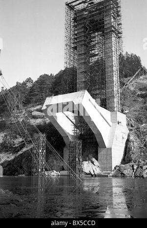 Zdakov géant pont sur le lac de barrage d'Orlik sur la Vltava (en construction, mars 1961. CTK Photo/Bedrich Krejci Banque D'Images