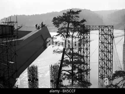 Zdakov géant pont sur le lac de barrage d'Orlik sur la Vltava (en construction, mars 1961. CTK Photo/Bedrich Krejci Banque D'Images