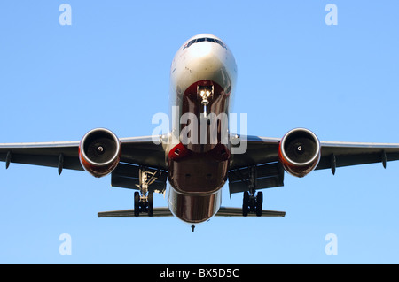 Boeing 777 exploité par Air India en approche finale pour l'atterrissage à l'aéroport Heathrow de Londres Banque D'Images