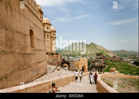 Les touristes à monter et à descendre les escaliers du Fort Amber Palace, Jaipur, Rajasthan, Inde, avec des collines en arrière-plan. Banque D'Images