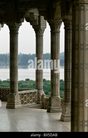 Des colonnes de marbre, mur et sol ou le Fort d'Agra surplombant la rivière Yamuna, Agra, Uttar Pradesh, Inde Banque D'Images