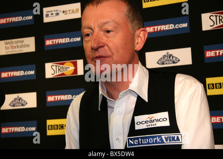 20 avril : Steve Davis pendant l'Betfred.com Championnats du monde de snooker au théâtre Crucible le 20 avril, 2010 Banque D'Images