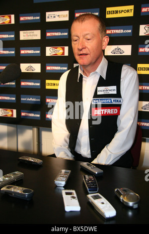 20 avril : Steve Davis pendant l'Betfred.com Championnats du monde de snooker au théâtre Crucible le 20 avril, 2010 Banque D'Images