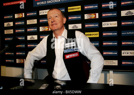 20 avril : Steve Davis pendant l'Betfred.com Championnats du monde de snooker au théâtre Crucible le 20 avril, 2010 Banque D'Images