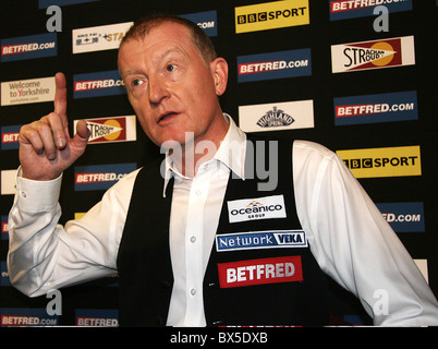 20 avril : Steve Davis pendant l'Betfred.com Championnats du monde de snooker au théâtre Crucible le 20 avril, 2010 Banque D'Images