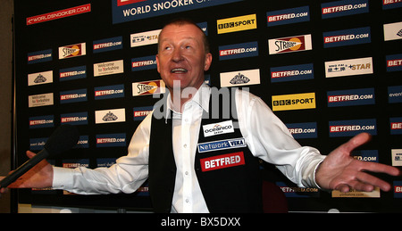 20 avril : Steve Davis pendant l'Betfred.com Championnats du monde de snooker au théâtre Crucible le 20 avril, 2010 Banque D'Images