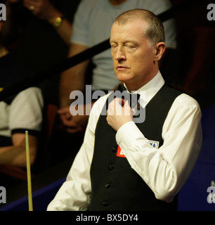 20 avril : Steve Davis pendant l'Betfred.com Championnats du monde de snooker au théâtre Crucible le 20 avril, 2010 Banque D'Images