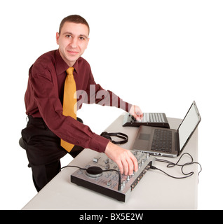 Un disc-jockey regardant la caméra isolé sur blanc. Banque D'Images