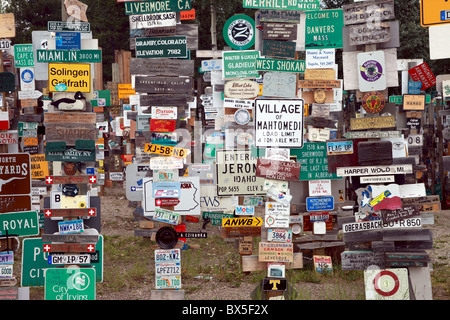 Sign post forest à Watson Lake dans le Territoire du Yukon au Canada avec beaucoup de signes du monde entier cloué aux postes. Banque D'Images