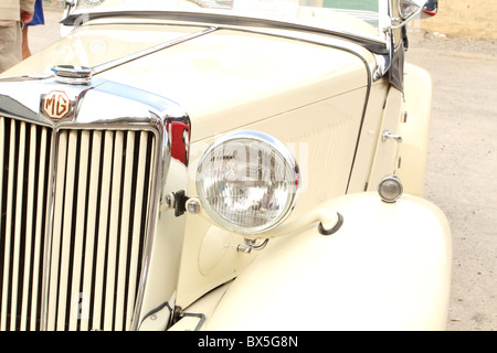 2010 septembre - calandre et avant de voiture mg TD blanc classique. Banque D'Images