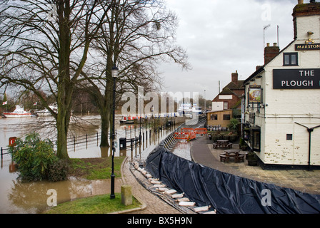 L'eau de l'inondation de la rivière Severn à Upton sur Severn, Worcestershire, Angleterre, Royaume-Uni, prises en hiver Banque D'Images