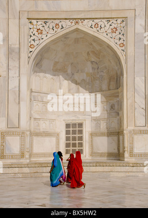 Les femmes en saris colorés au Taj Mahal, UNESCO World Heritage Site, Agra, Uttar Pradesh, Inde, Asie Banque D'Images