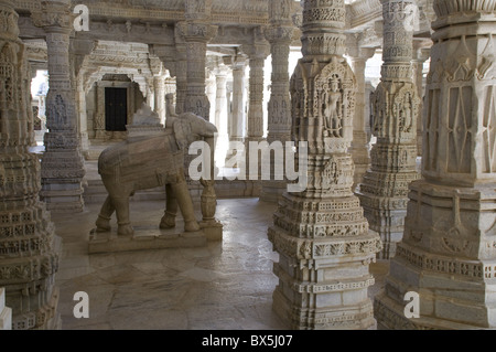 L'intérieur de marbre finement sculptés des principaux Jain temple à Ranakpur, Rajasthan, Inde, Asie Banque D'Images