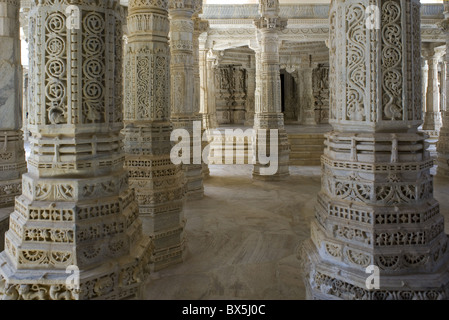 L'intérieur de marbre finement sculptés des principaux Jain temple à Ranakpur, Rajasthan, Inde, Asie Banque D'Images