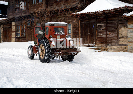 Le tracteur en réserve architecturale Zheravna en hiver neige Banque D'Images