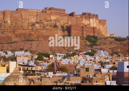 La Mehrangarh Fort sur une colline dominant le bleue est de Jodhpur, Rajasthan, Inde, Asie Banque D'Images